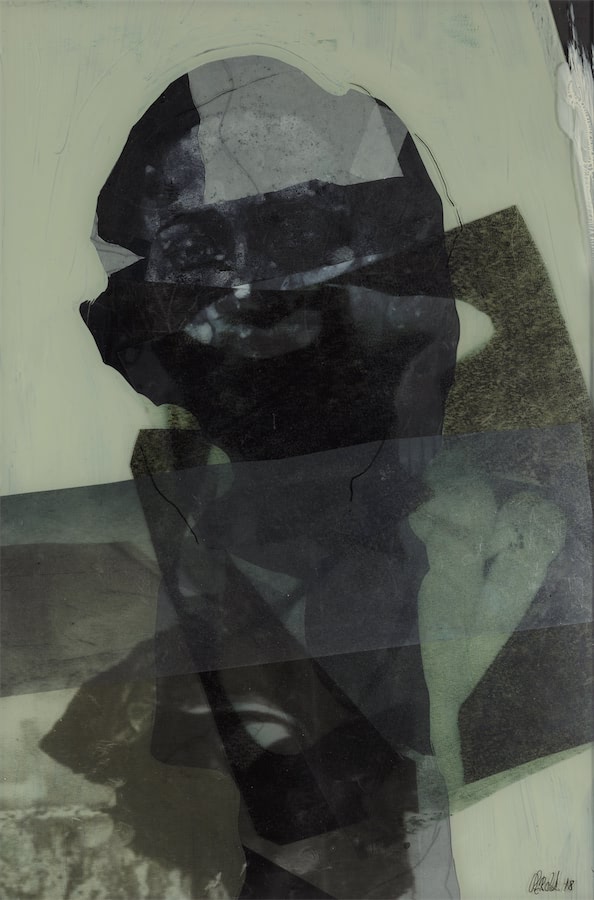 Frau im Grün, 2018, Acryl, Folien, Papiere, Glas, 49 x 28 cm